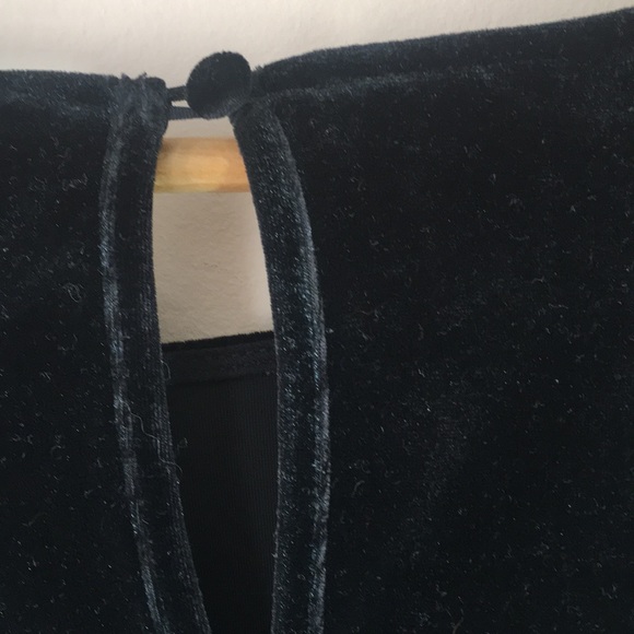 DESIGN LAB | Black Velvet Bell Sleeve Top - Picture 7 of 8